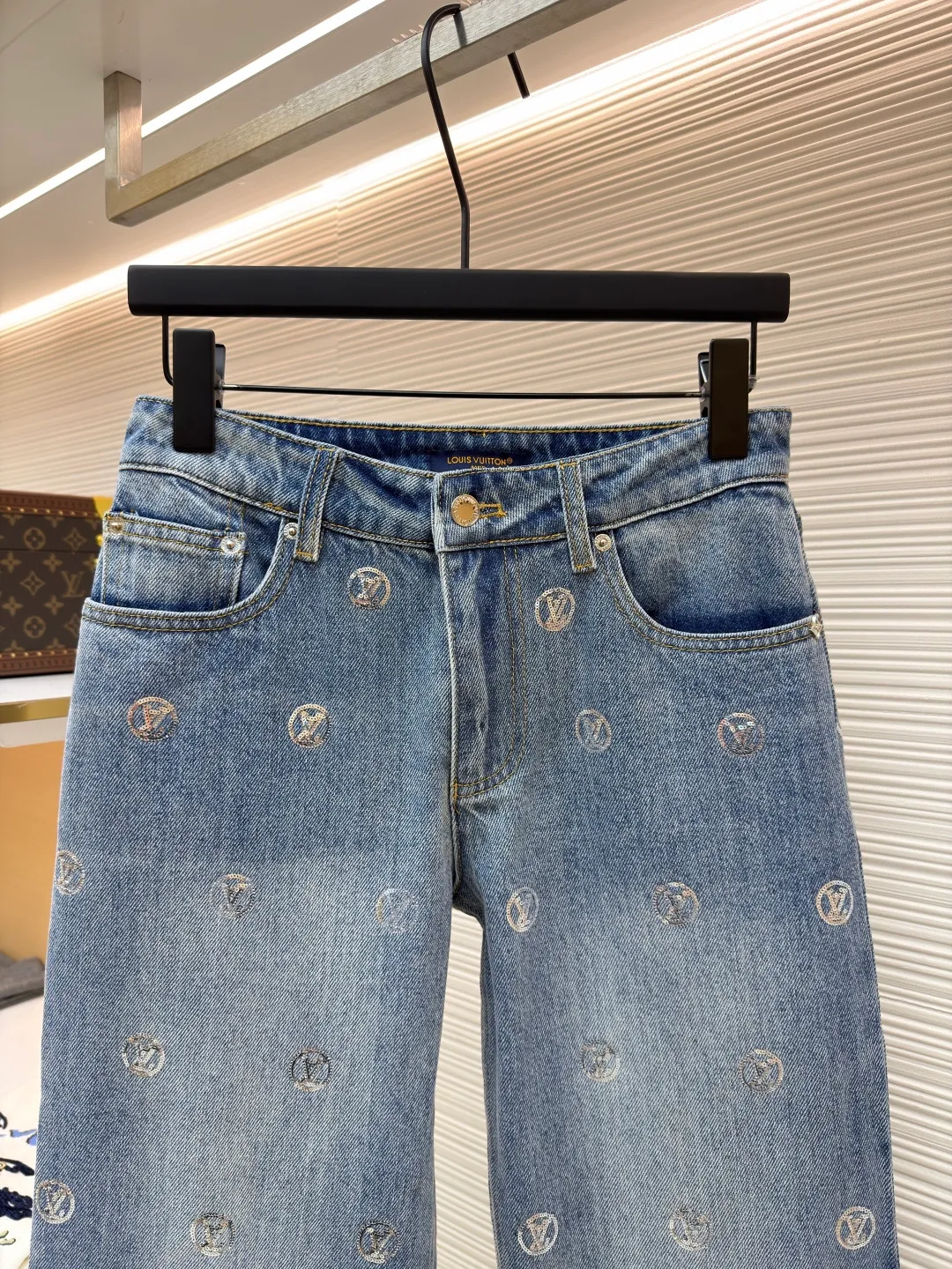 LOUIS VUITTON letter sequin jacquard high-waist bootcut jeans [Women's clothing] ●Original version: purchased and developed for 29999 ●Item number: 1682370-B70 ●Fabric: denim fabric ●Technology: jacquard production ●Color: blue ●Version: fitted version ●Weight: about 705 grams ●Size: 34-36-38-40 ●Description: These Louis Vuitton jeans are made of 12-ounce heavyweight denim fabric. They are enzymatic stone washed and hand-distressed to create a natural light blue retro color. The fabric is pre-shrunk to prevent shrinkage and deformation after wearing. The brand's classic presbyopia logo printed all over the pants is laser engraving combined with hand-embroidery technology. The embroidery stitch density of each pattern reaches 12 stitches/cm, the lines are delicate and three-dimensional, and it is not easy to fall off after high-temperature shaping treatment. The waistband is made of custom metal buttons and I-buckles, which are treated with electroplating and anti-rust technology. The texture is thick and wear-resistant. The trouser pockets are a classic five-pocket style. The bag mouth is reinforced with double-needle stitching. The side seams and inner rails are hemmed, and the stitching is smooth and burr-free. The overall design is straight-legged and wide-legged, following ergonomic design. The trousers have raw edges and frayed edges. The details highlight the brand's craftsmanship and take into account both fashion and comfort. The overall wiring is straight and delicate, the fabric is comfortable and soft, and the color is consistent without color difference. It can be matched with the same style to create a fashionable look and control various occasions. Customized accessories, complete with three standards, same style for men and women!